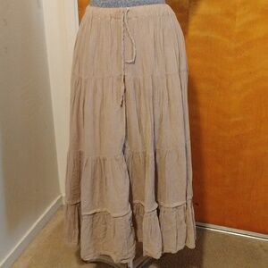 Ruffled skirt. It is made of corrugated blanket and elastic at the waist.